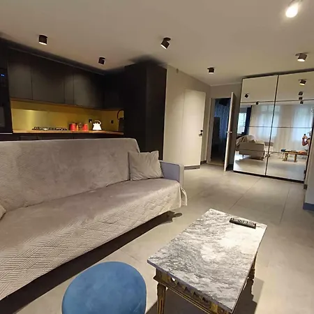 Daire Dwupokojowy 51 M2 *